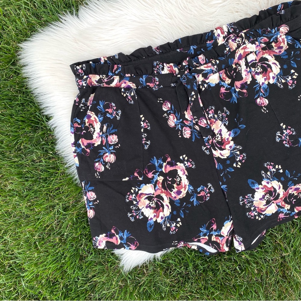 Torrid black floral tie waist pull on ponte paper bag shorts NWT 2